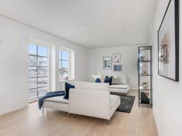 Bilde av stuekrok med sprosser og helglasset balkongdør