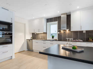 Bilde av kjøkkenøy og innebygde hvitevarer fra Electrolux - vinkelhuset Regina