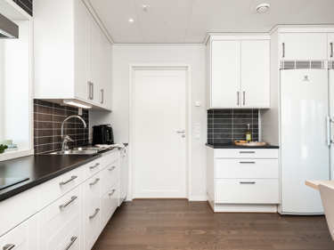 Bilde av kjøkken mot vaskerom i huset Åse