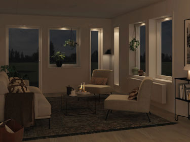 Kveldsbilde av stuen i huset Åse med spotlights