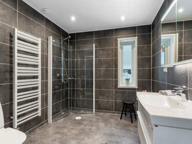 Bilde av master baderom i vinkelhuset Regina