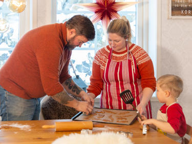 bilde av hele familien som baker pepperkaker