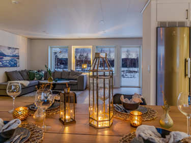 Kveldsbilde av spisebordet i vinkelhuset Regina