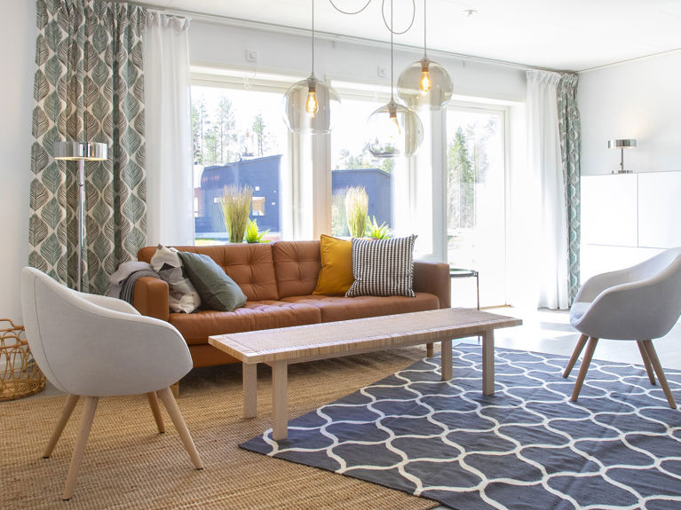 Bilde av stue og utsikt i husmodellen Minna