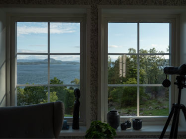Bilde av vinduer med sprosser og sjøutsikt