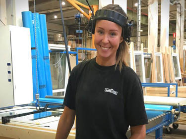 Bilde av en arbeider i fabrikken