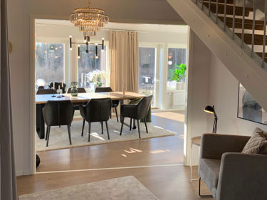 Bilde av stue med større vinduer