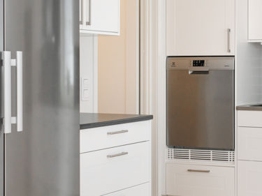 Bilde av kjøkken med opphøyd oppvaskmaskin for lettere tilgjengelig oppvask