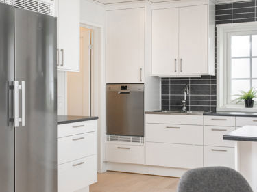 Bilde av kjøkken med opphøyd oppvaskmaskin for lettere tilgjengelig oppvask