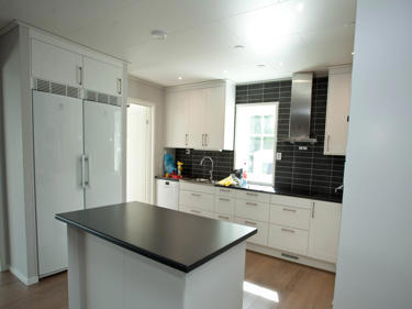 Bilde av kjøkken med kjøkkenøy