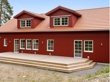 Bilde av husmodellen Edvard med sprosser og to ark på taket