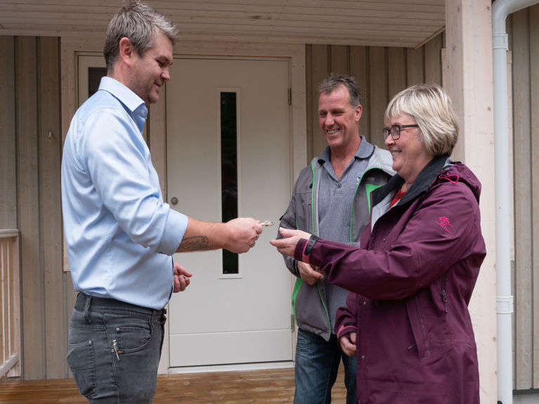 Bilde av Lill og Arnfinn som overtar nøklene til sitt nye hus