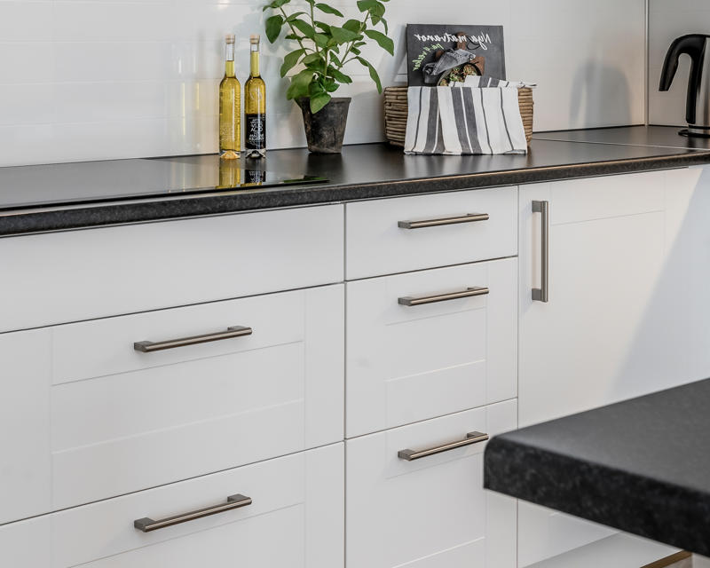 Bilde av hvitlakkerte kjøkkenfronter med speil