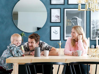 Bilde av familien som drikker kaffe på spisebordet