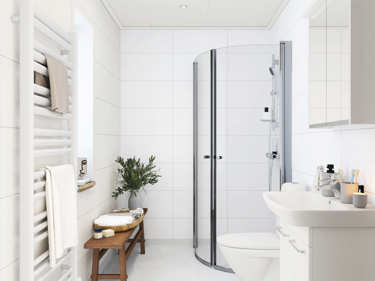 Bilde av det lille baderommet i vinkelhuset Josefine med baderomsinnredning og hvite våtromspaneler