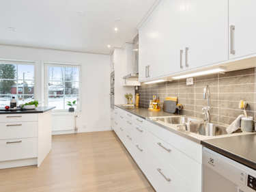 Bilde av kjøkkenbenk med Electrolux hvitevarer - huset Selma