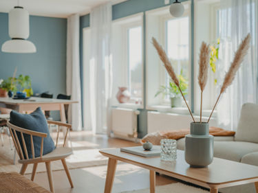 Bilde av stue med tilvalget lave vinduer