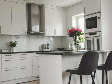 Bilde av kjøkkenet med kjøkkenøy
