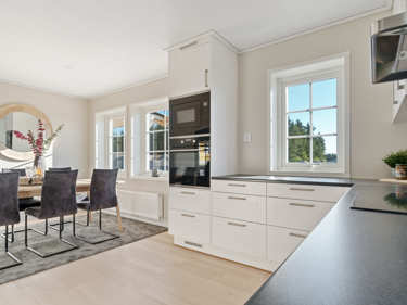 Bilde av kjøkken og spisebord i husmodellen Astrid