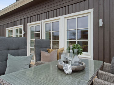 Bilde av hus med sprosser på vinduene