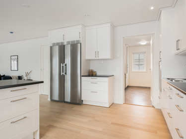 Bilde av kjøkken i retning vaskerom i huset Henrik