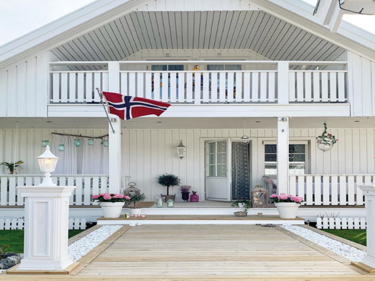 Bilde av et Älvsbyhus med norske flagg utenfor