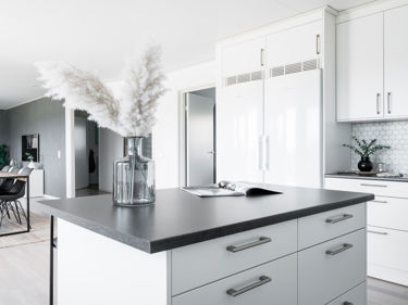 Bilde av kjøkkenøy med hvitlakkerte kjøkkenfronter med faset kant