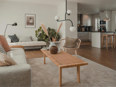 Bilde av en stue i et Älvsbyhus ferdig innredet med lyse farger