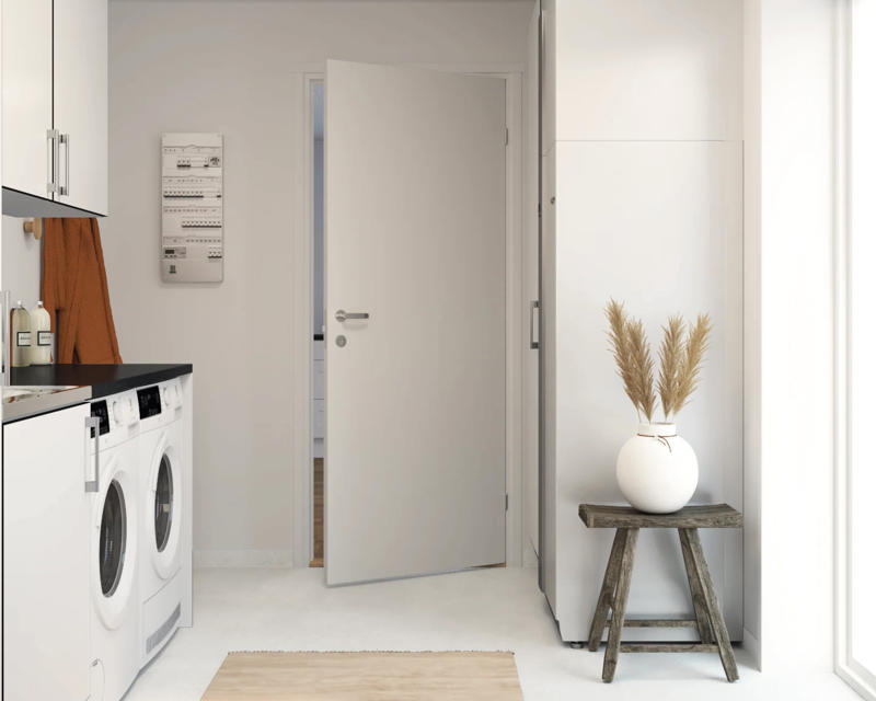 Bilde av helglasset vindusdør i groventreen på vaskerommet