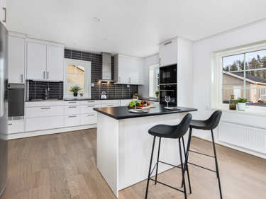 Bilde av kjøkken og kjøkkenøy i huset Linnea