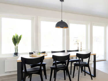 Bilde av spisestue og vinduer i huset Sofia