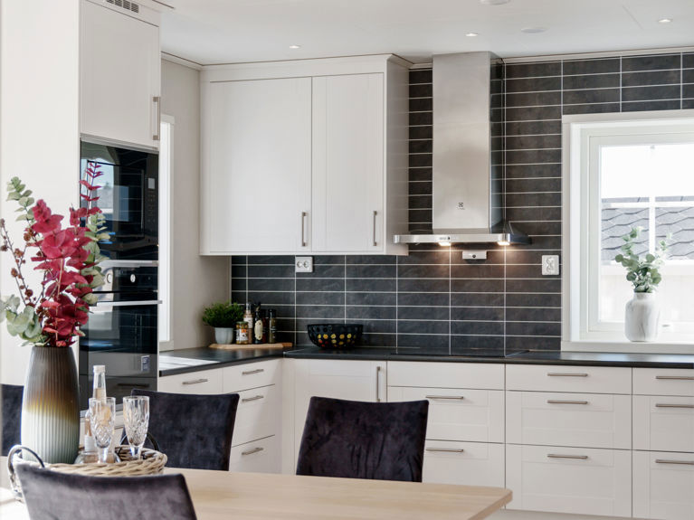 Bilde av kjøkken med innebygde hvitevarer fra electrolux, vindu over kjøkkenbenk og spotlights i taket