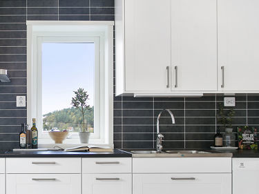 Bilde av vindu over kjøkkenbenk