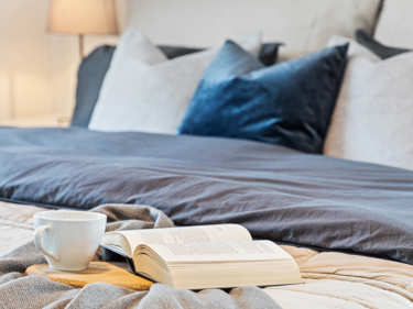 Bilde av sengen i master bedroom i huset Edvard