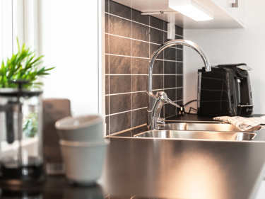 Bilde av kjøkkenbenk og vask i huset Åse