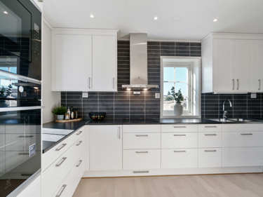 Bilde av kjøkken med spotlights i tak og hvitevarer fra Electrolux - husmodell Astrid