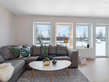Bilde av stue med lave vinduer og helglasset balkongdør - vinkelhuset Regina
