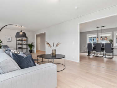 Bilde av stue i retning spisestuen i huset Edvard