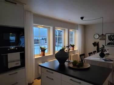 Kveldsbilde av LED mini spotlights i vinduskarm