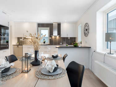 Bilde av spiseplass og kjøkken i vinkelhuset Regina