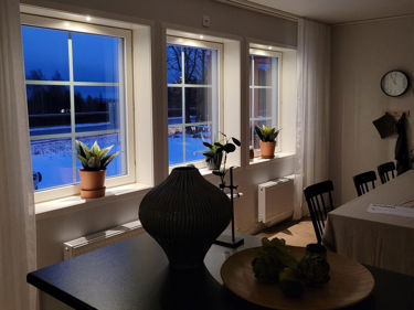 Kveldsbilde av vinduer med mini spotlights