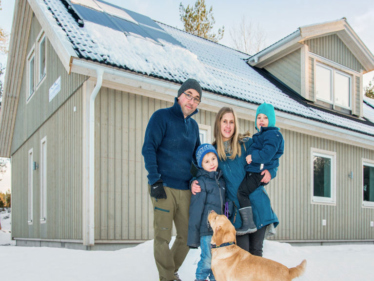 Bilde av familien utenfor deres nye husmodell Edvard