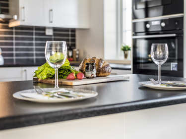 Bilde av kjøkkenøy og innebygde hvitevarer fra Electrolux - husmodellen Linnea