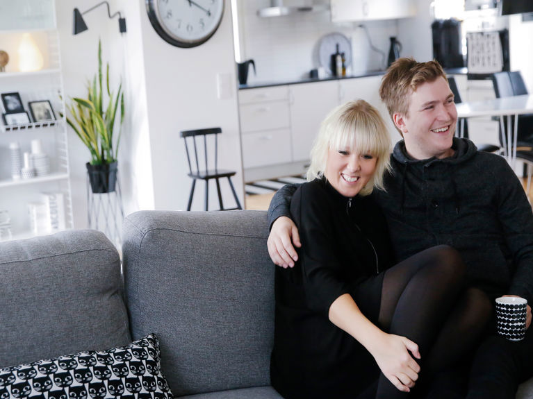 Bilde av Elin og Henrik godt plassert i sofaen i sitt nye Älvsbyhus
