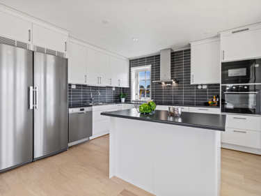 Bilde av kjøkken med kjøkkenøy og innebygde hvitevarer fra Electrolux - husmodellen Fanny