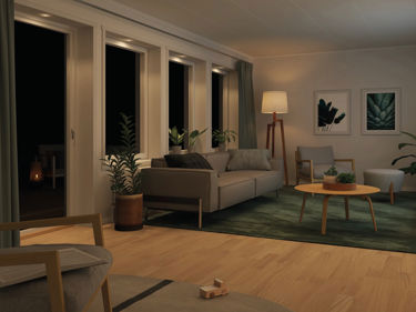 Kveldsbilde av stue med spotlights i dørkarm