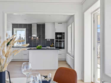 Bilde fra spisestuen mot kjøkkenet i huset Fanny