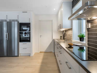 Bilde av kjøkkenbenk og integrerte hvitevarer i vinkelhuset Regina