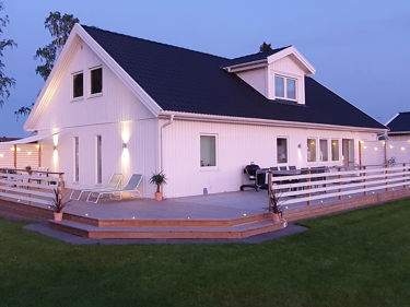 Bilde av et Älvsbyhus med ekstra fasadebelysning