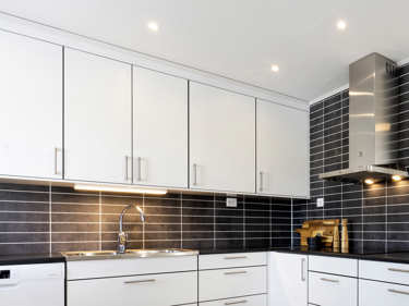 Bilde av kjøkkenbenk og spotlights i huset Sofia